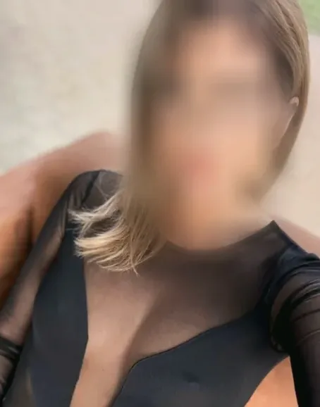 Manuela, 29